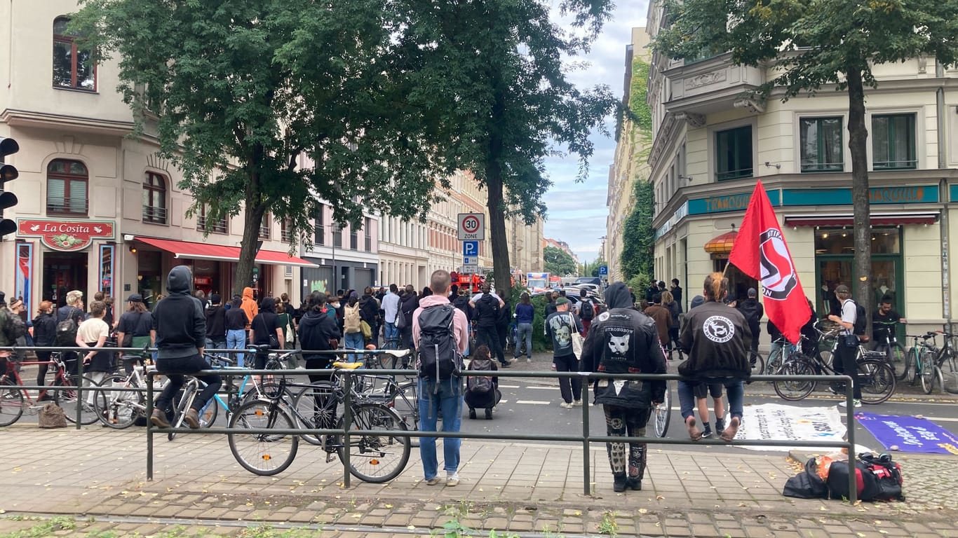 Blockade an der Karl-Liebknecht-Straße in Leipzig: Etwa 150 Menschen demonstrierten gegen die laufende Abschiebung eines Geflüchteten.