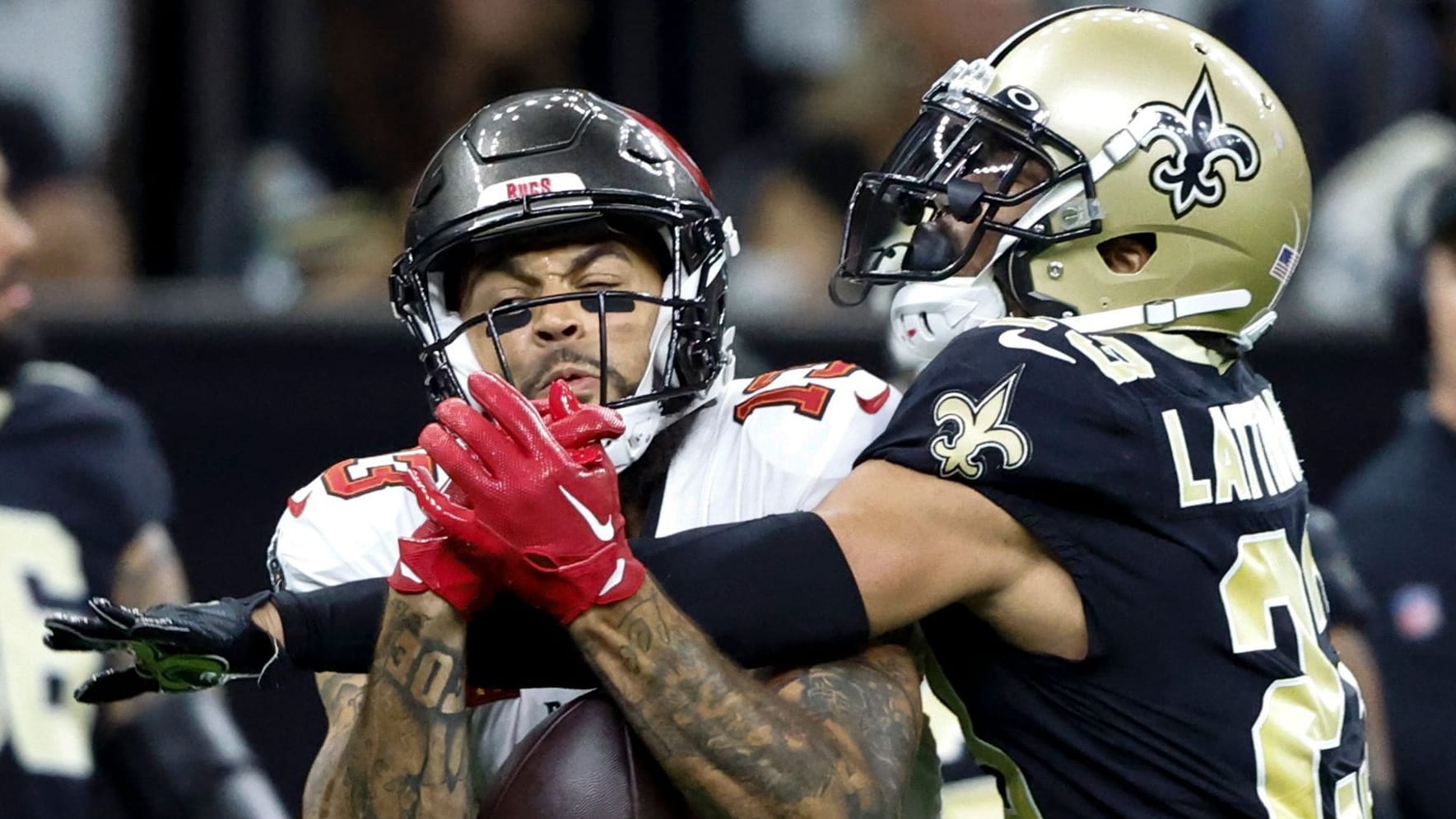Kurz vor dem Zusammenstoß: New Orleans' Lattimore (r.) gegen Tampa Bays Evans.