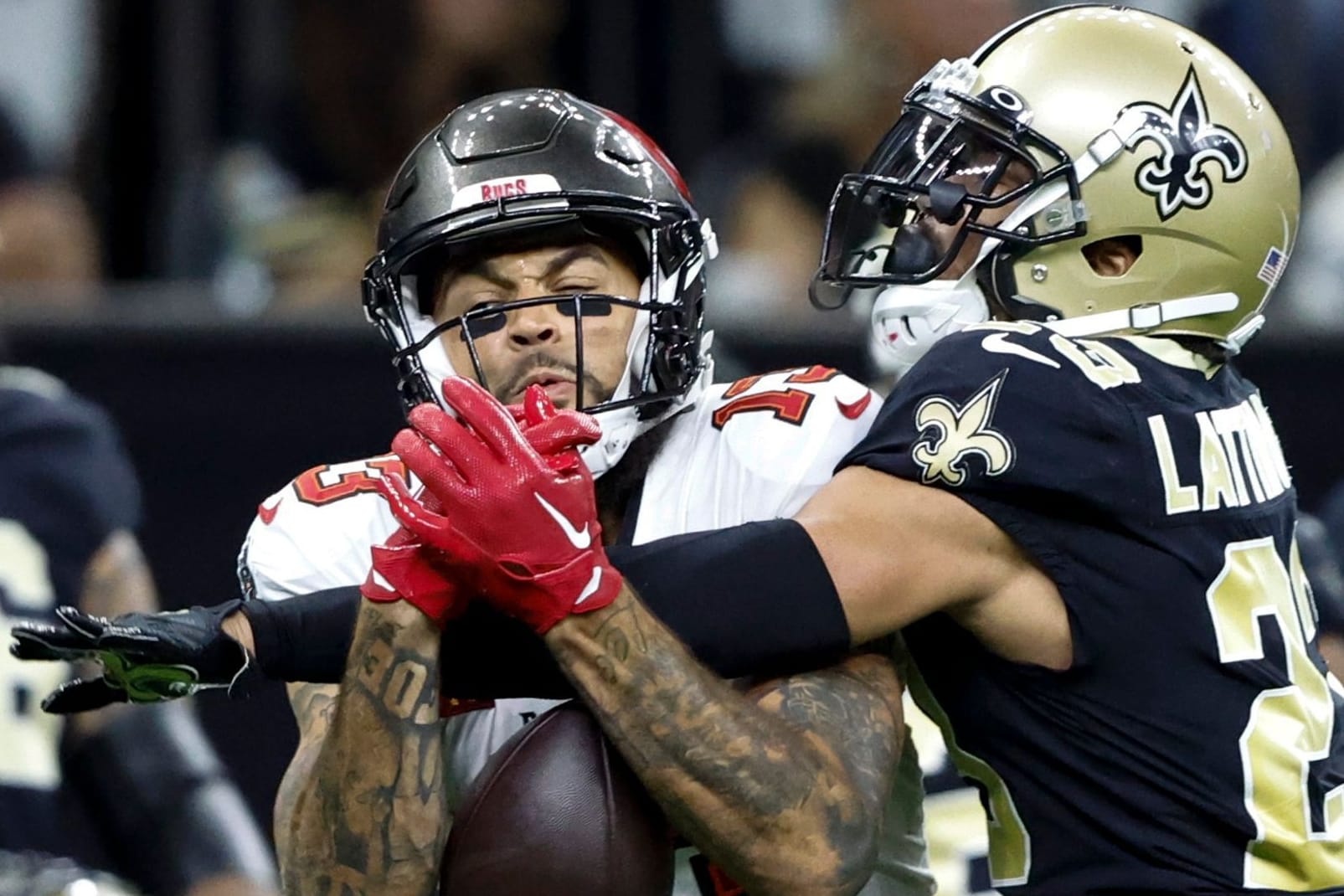 Kurz vor dem Zusammenstoß: New Orleans' Lattimore (r.) gegen Tampa Bays Evans.