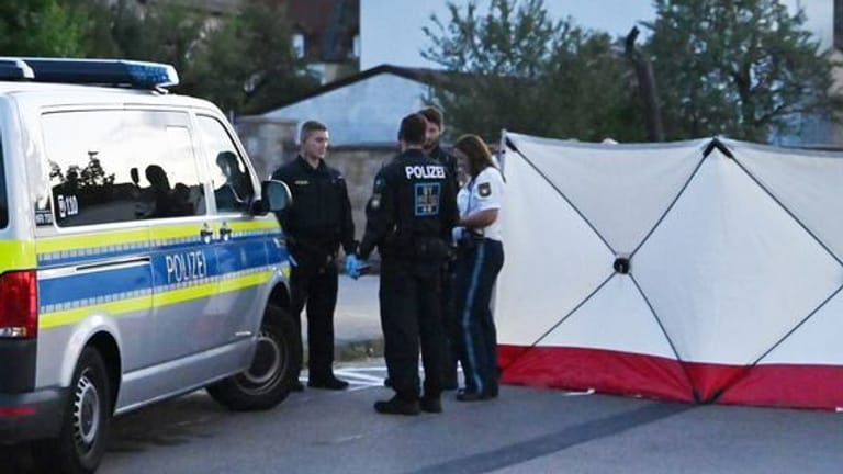Polizisten am Tatort: Beamten haben den Angreifer erschossen.