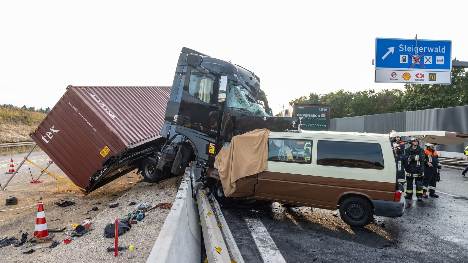Unfallstelle auf der A3: Zwei Menschen kamen hier ums Leben, zwei weitere wurden schwer verletzt. Unfallstelle auf der A3: Zwei Menschen kamen hier ums Leben, zwei weitere wurden schwer verletzt.