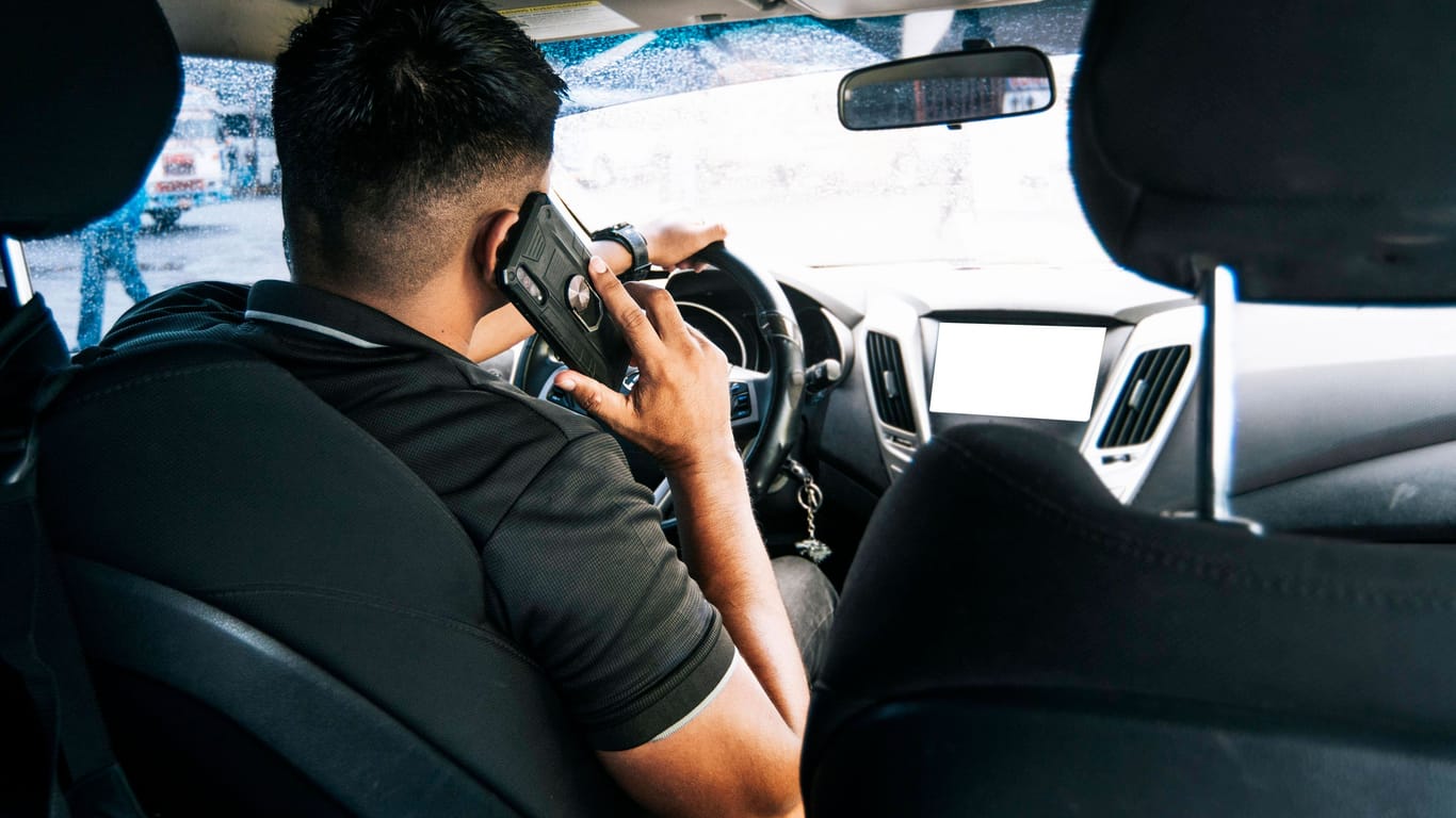Verboten: Im fahrenden Auto hat das Telefon nichts am Ohr verloren. Die Strafen können sehr drastisch ausfallen.