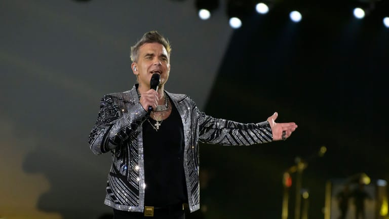 Robbie Williams bei einem Konzert (Archivbild): Der zweite Auftritt des Musikers findet im Februar statt.