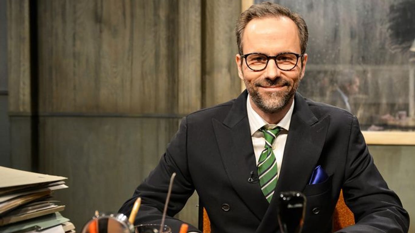 Kurt Krömer: Der Moderator in der Kulisse des Verhörraums seiner rbb-Show "Chez Krömer".