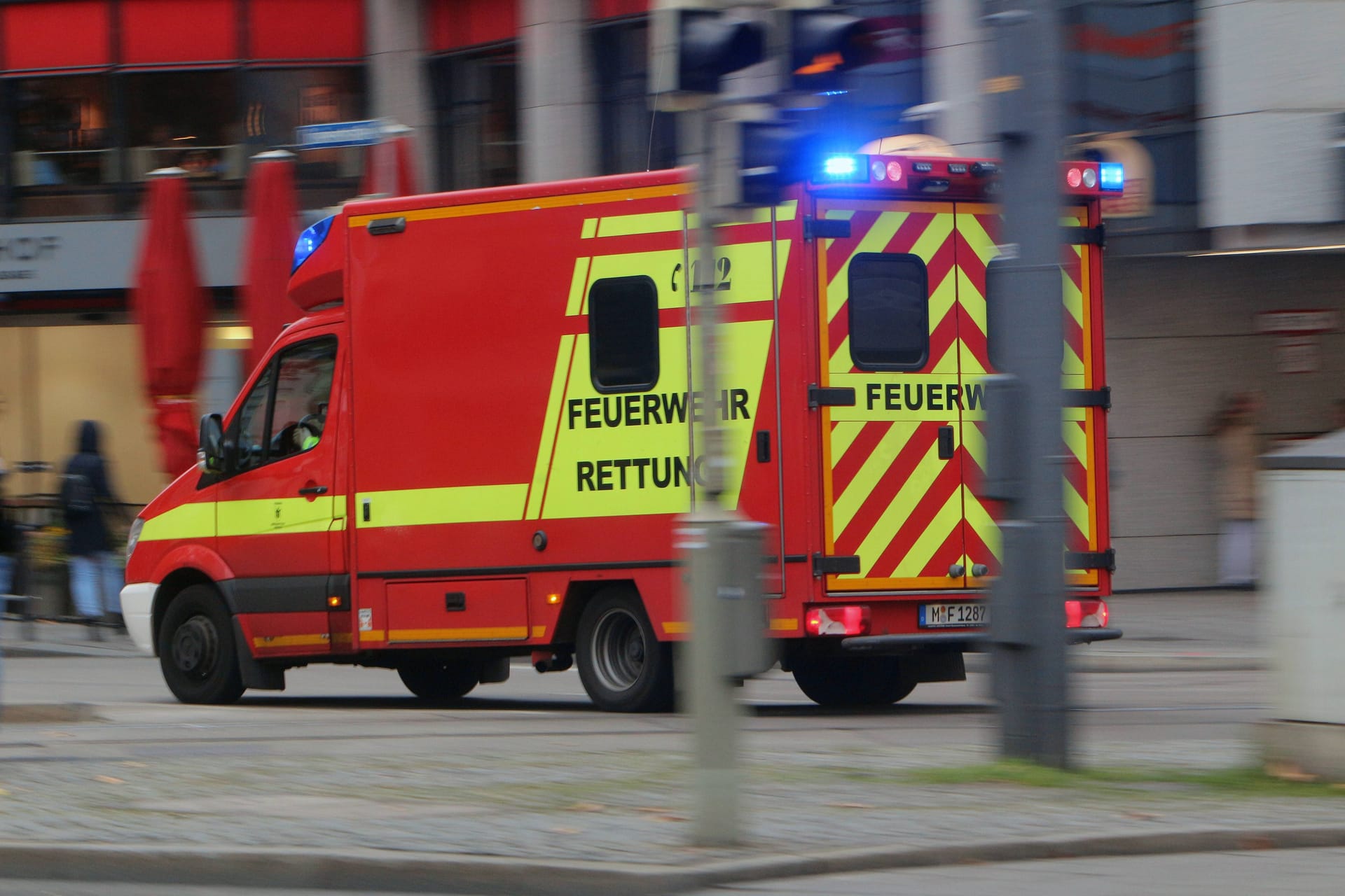 Ein Rettungswagen am Hauptbahnhof in München (Symbolbild): In dem Hotel sind ukrainische Geflüchtete untergebracht.