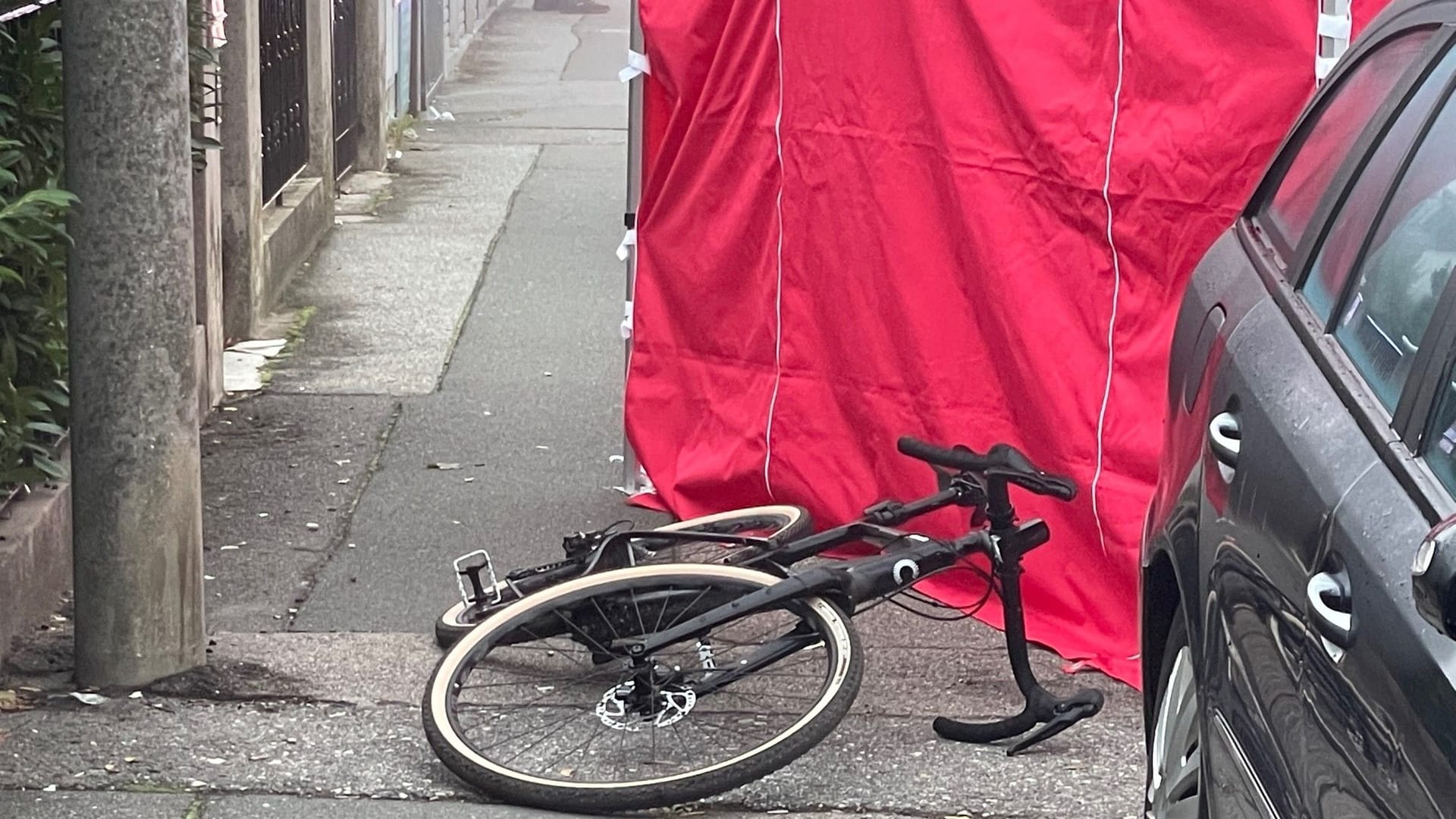 Das Rad des Opfers liegt auf dem Gehweg: Einsatzkräfte sind vor Ort.