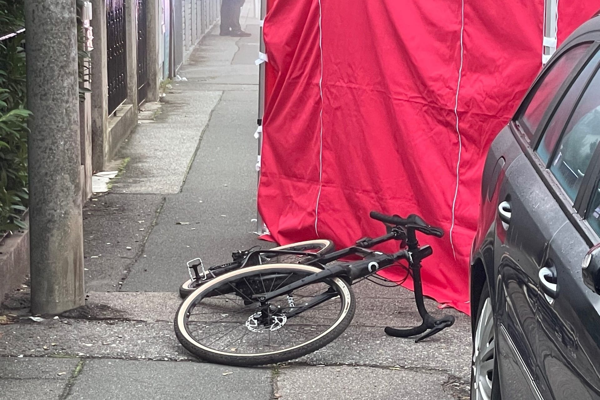 Das Rad des Opfers liegt auf dem Gehweg: Einsatzkräfte sind vor Ort.