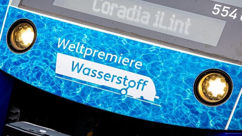 Ein Wasserstoffzug, Modell "Coradia iLint", bei einem Stopp (Archivfoto): Ende August gingen erste Modelle in Betrieb.