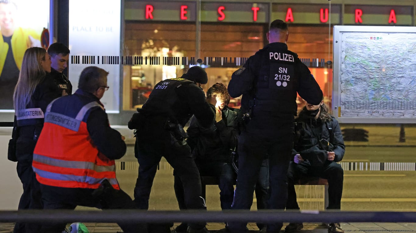 Opfer der Attacke von Demoteilnehmern in Leipzig werden versorgt: Die Polizei ermittelt wegen gefährlicher Körperverletzung.