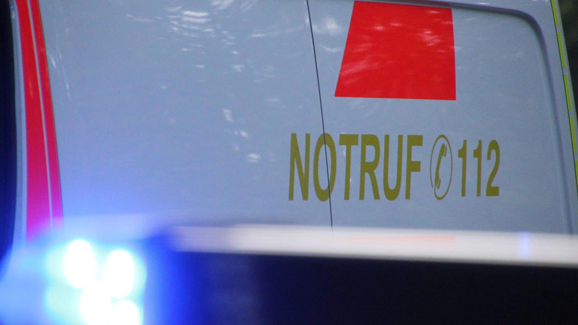 Einsatzfahrzeug mit der Aufschrift "Notruf 112" (Symbolfoto): Führte eine Verkettung unglücklicher Umstände zum Tod der Rentnerin? Einsatzfahrzeug mit der Aufschrift "Notruf 112" (Symbolfoto): Führte eine Verkettung unglücklicher Umstände zum Tod der Rentnerin?