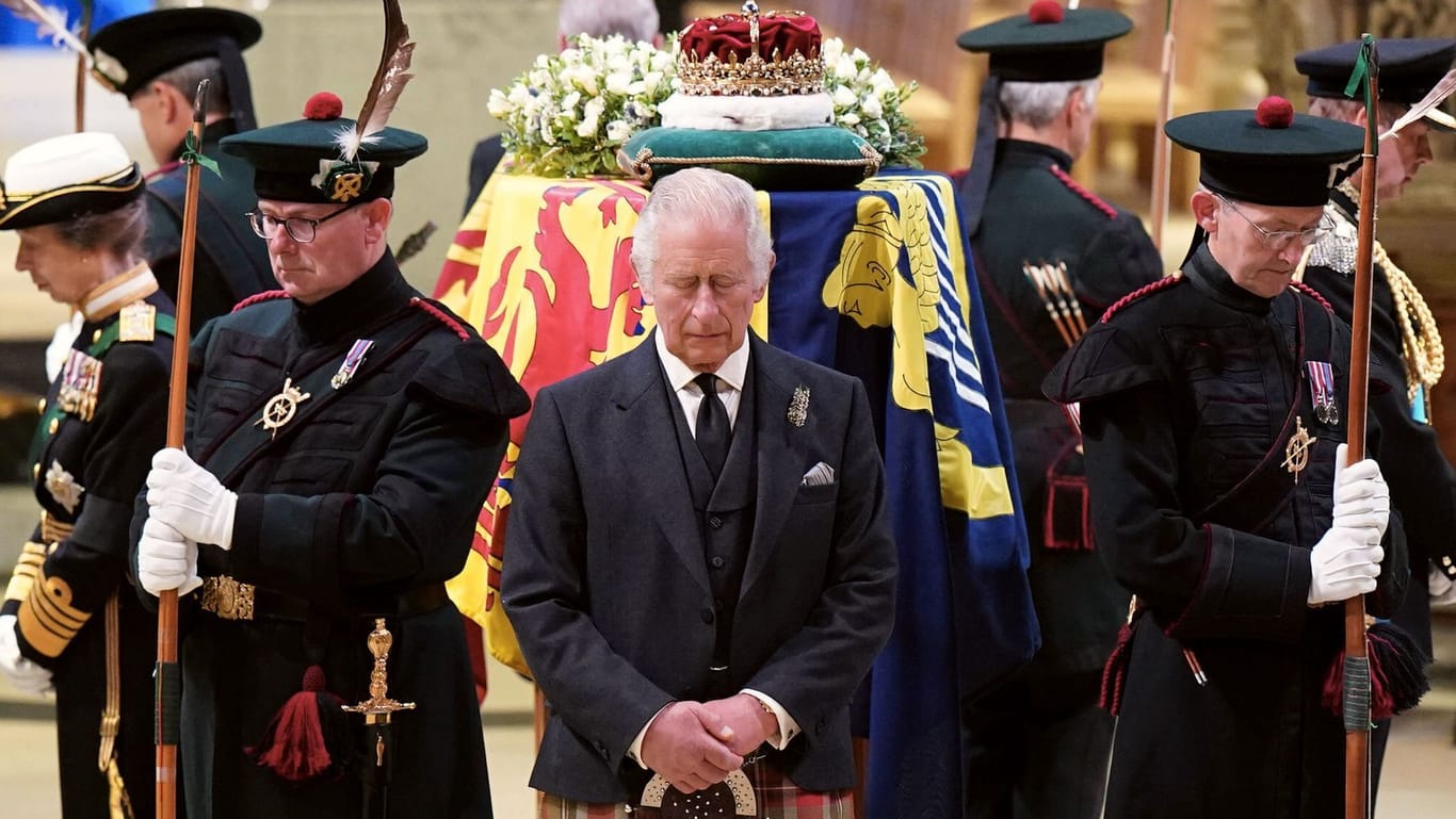 Edinburgh: Großbritanniens König Charles III., Prinzessin Anne links, Prinz Andrew auf der anderen Seite und Prinz Edward rechts halten eine Mahnwache.