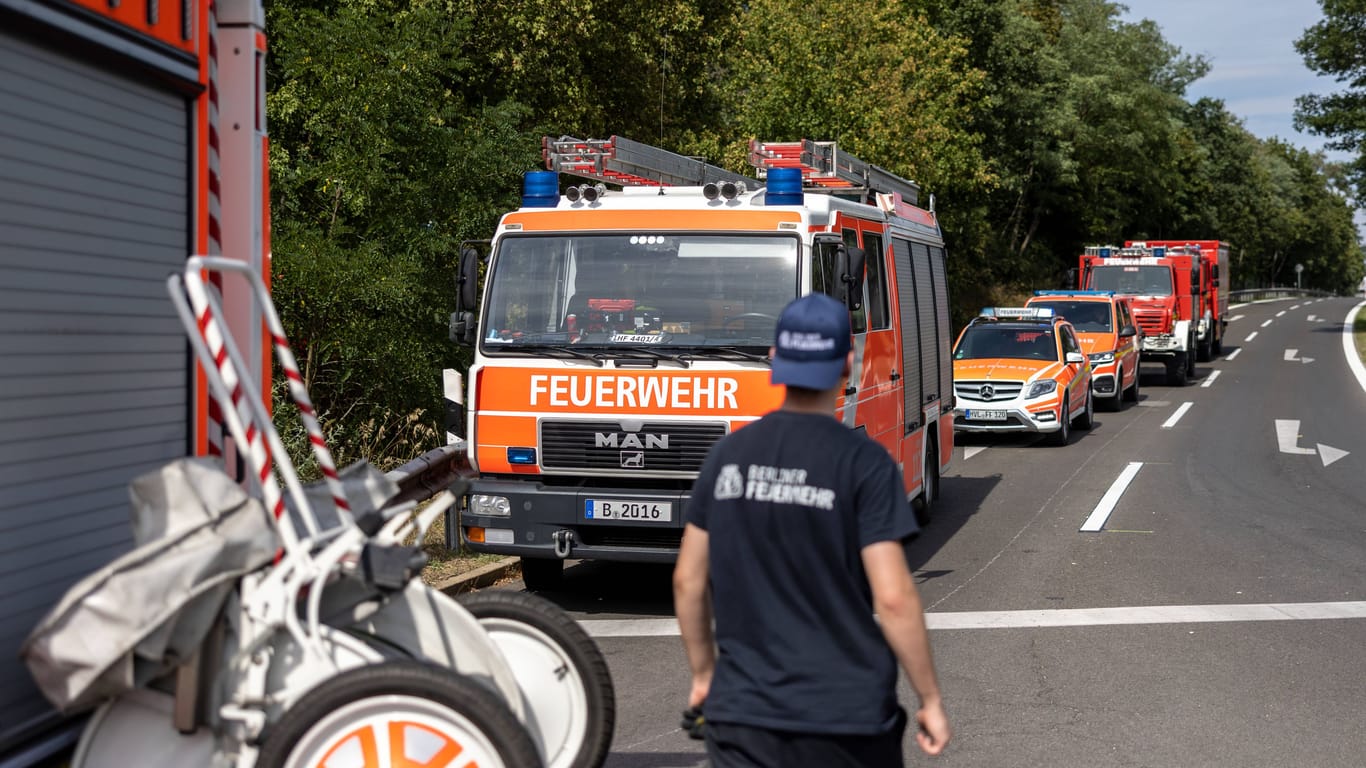 Löschfahrzeuge stehen Anfang August bereit an der Autobahnauffahrt Hüttenweg (Archivbild): Die Polizei ermittelt weiter zur Brandursache.