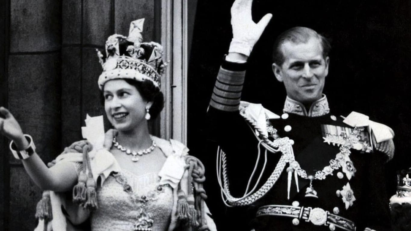 96957950Königin Elizabeth II. und Prinz Philip winken nach ihrer Krönung vom Balkon des Buckingham-Palastes herab.