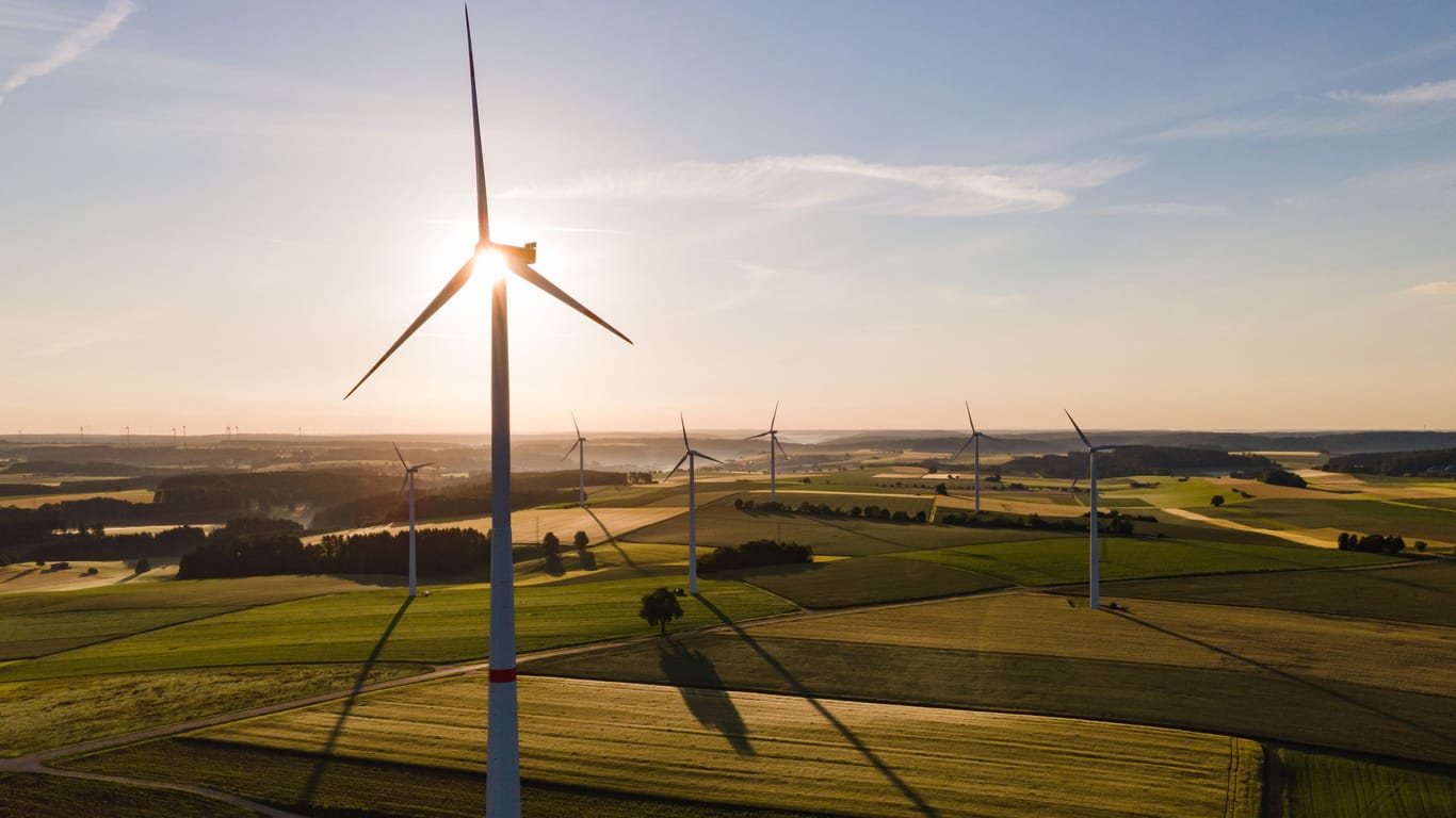 Windräder bei Sonnenaufgang (Symbolbild): Die Energiewende dürfte dem GreenTech-Sektor weiter Aufwind verschaffen.