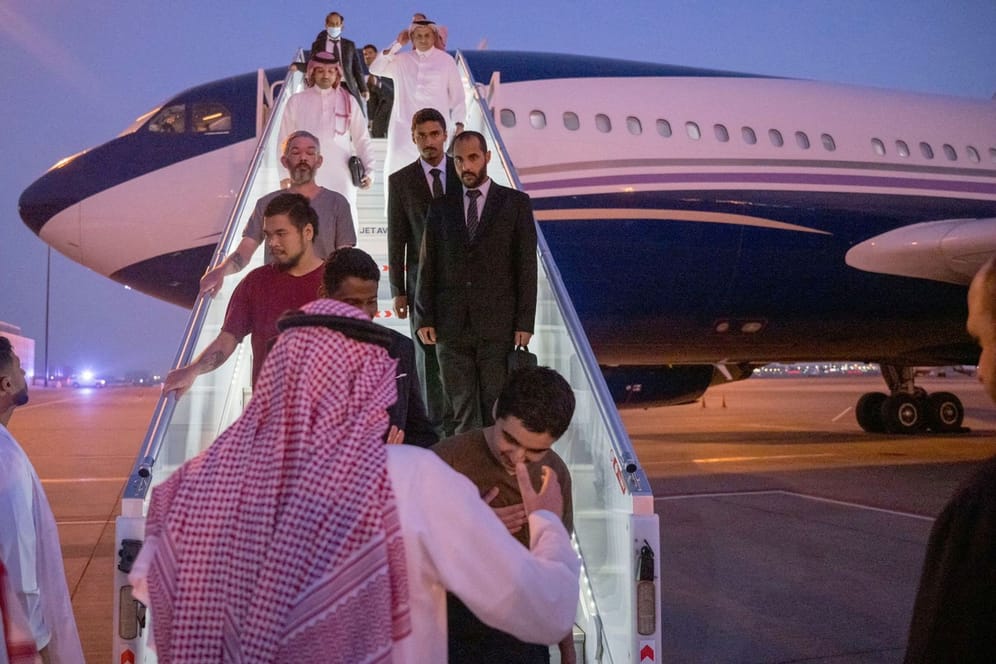 Die Freigelassenen aus der Ostukraine werden in Saudi-Arabien begrüßt.