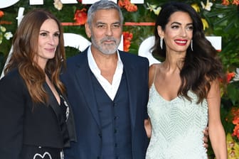 Julia Roberts, George Clooney und Amal Clooney: Die drei posierten bei der Premiere von "Ticket ins Paradies" in London für die Fotografen.