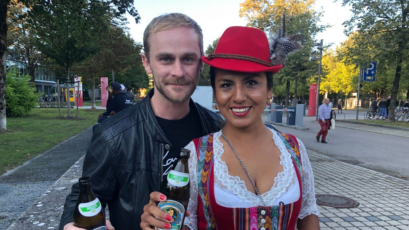 Bernd Bauridl und Patricia Estrella auf dem Weg zur Theresienwiese in München. Sie besuchen das Oktoberfest und denken dabei eher über Amok und Anschläge als Corona nach.
