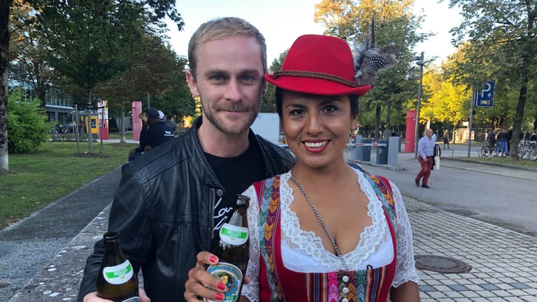 Bernd Bauridl und Patricia Estrella auf dem Weg zur Theresienwiese in München. Sie besuchen das Oktoberfest und denken dabei eher über Amok und Anschläge als Corona nach.