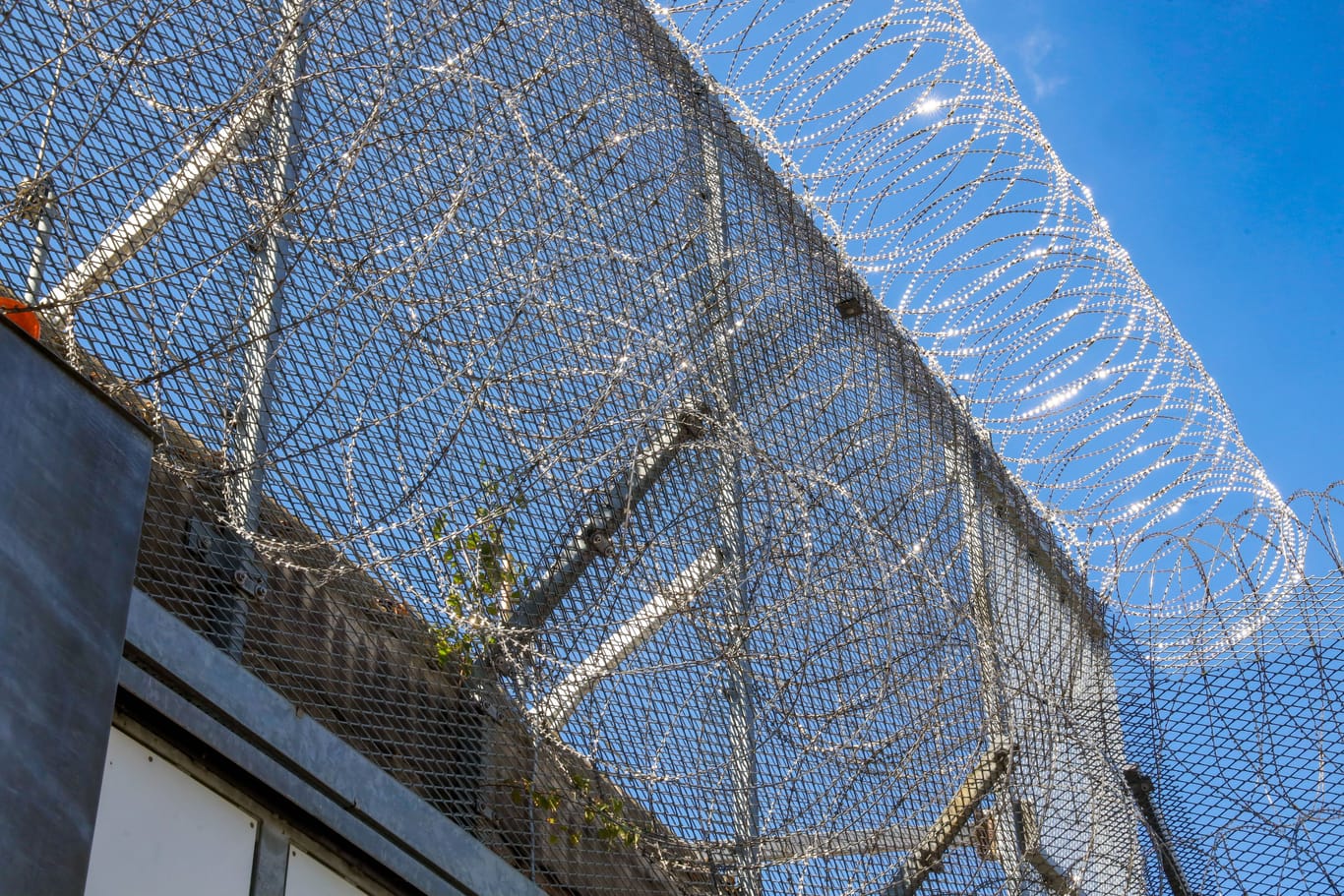 Eine mit Stacheldraht gesicherte Gefängnismauer (Symbolbild): Im Fall eines international agierenden Kokain-Syndikats soll ein weiterer Tatverdächtiger im Libanon nun in U-Haft sitzen.