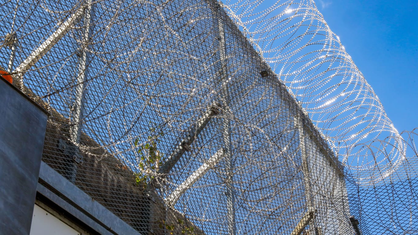 Eine mit Stacheldraht gesicherte Gefängnismauer (Symbolbild): Im Fall eines international agierenden Kokain-Syndikats soll ein weiterer Tatverdächtiger im Libanon nun in U-Haft sitzen.