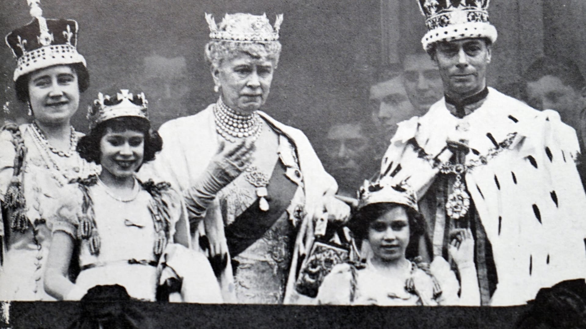 Schon früh im Rampenlicht: Als ihr Vater 1937 zum König gekrönt wurde, grüßte die kleine Elizabeth (2. von links) mit ihrer Familie vom Balkon des Buckingham-Palastes.
