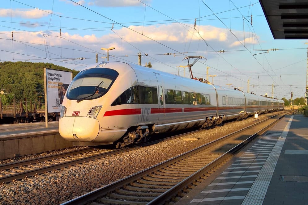 ICE am Gleis (Symbolfoto): Bei einer technischen Panne kam es in Hamm zu einem kuriosen Moment.