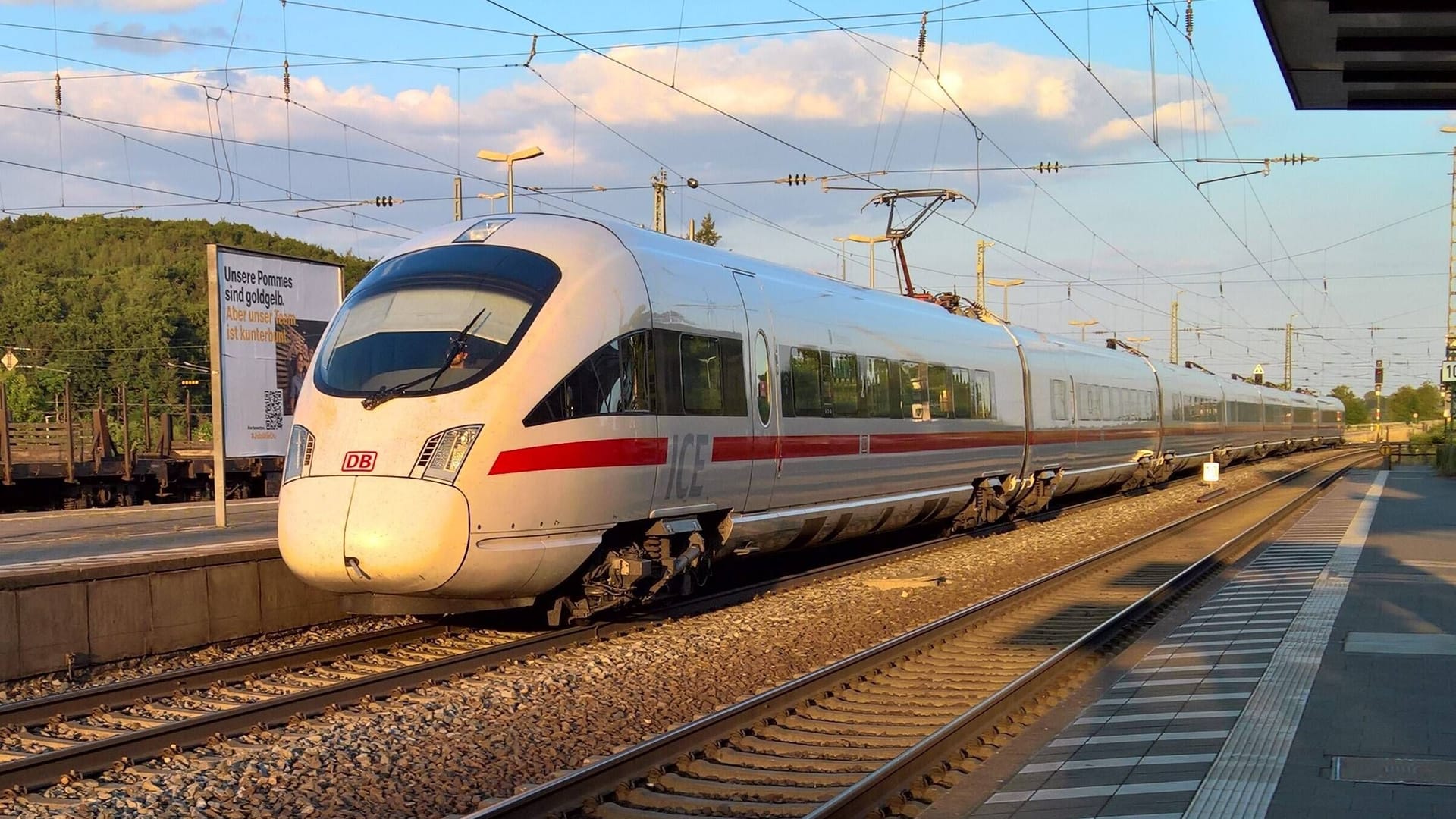 ICE am Gleis (Symbolfoto): Bei einer technischen Panne kam es in Hamm zu einem kuriosen Moment. ICE am Gleis (Symbolfoto): Bei einer technischen Panne kam es in Hamm zu einem kuriosen Moment.