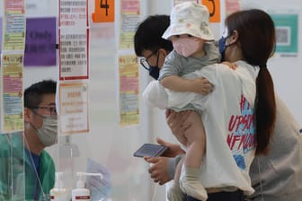 Nur ein Atemzug: Statt durch eine Nadel in den Arm sollen Menschen in China künftig auch durch Inhalieren Impfschutz gegen COVID-19 erhalten können.