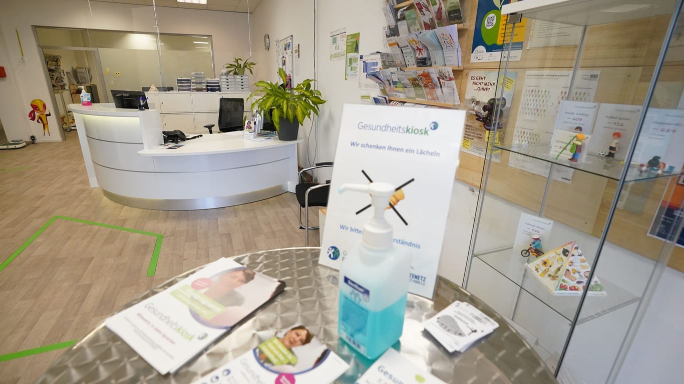 Blick in den Gesundheitskiosk im Stadtteil Billstedt. Pflegekäfte können in den Kiosken einfache medizinische Routineaufgaben wie Blutdruckmessen oder das Wechseln von Verbänden selbst vornehmen.