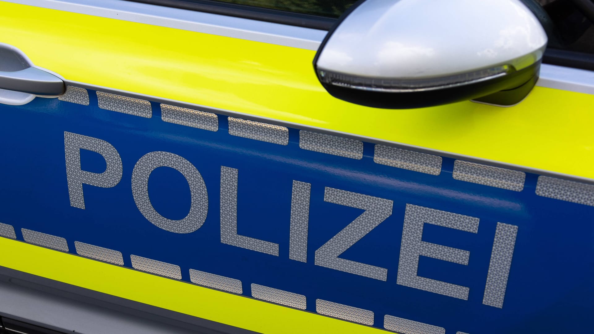 Blaulicht auf einem Streifenwagen der Polizei (Symbolbild): Der genaue Unfallhergang muss noch rekonstruiert werden.