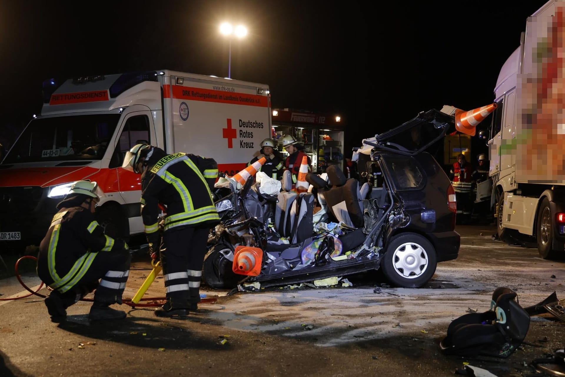 Vier Tote bei Kollision zwischen Auto und Lkw