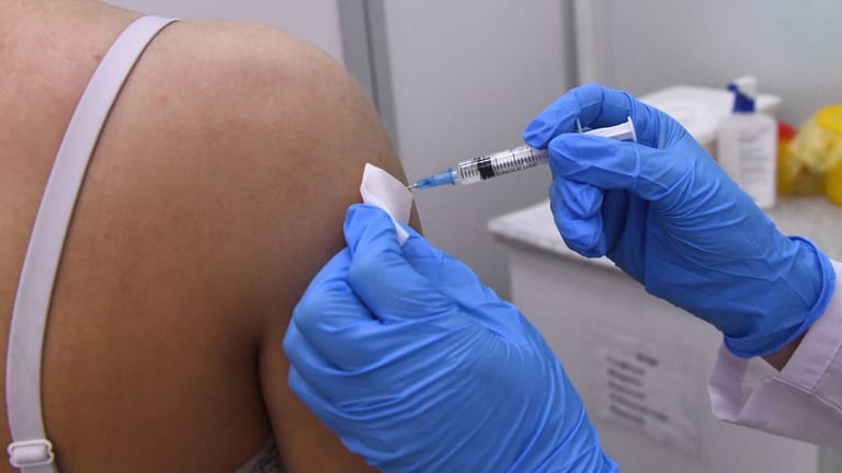 Frau wird gegen das Coronavirus geimpft: Ab Oktober gelten zwei Covid-Impfungen nicht mehr als vollständiger Impfschutz.