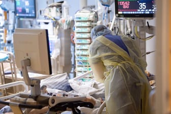 Ein Intensivpfleger bei der Arbeit in einem Krankenhaus (Symbolfoto): Dem Land Bremen droht der Kollaps des Gesundheitssystems.