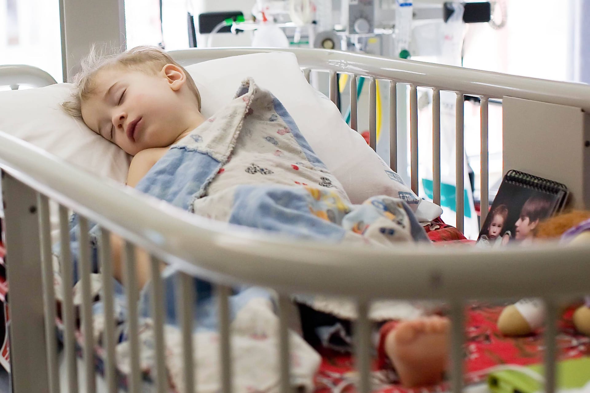 Ein Kind im Krankenhaus (Archivbild): In den Berliner Kinderkliniken fehlt es an Personal.