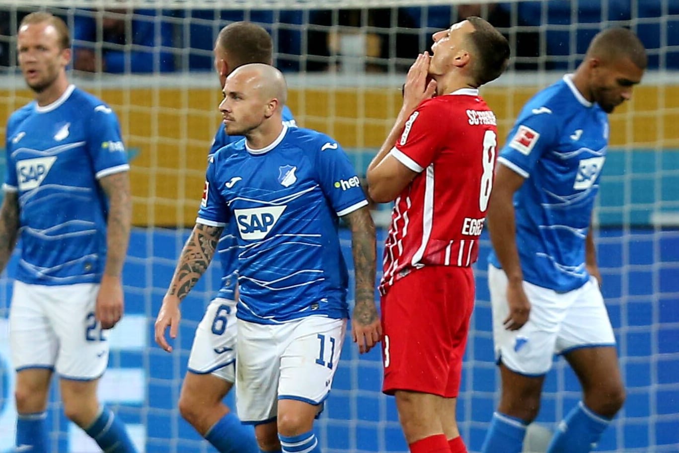 Freiburgs Eggestein (M.) im Spiel gegen Hoffenheim: Kein Durchkommen.