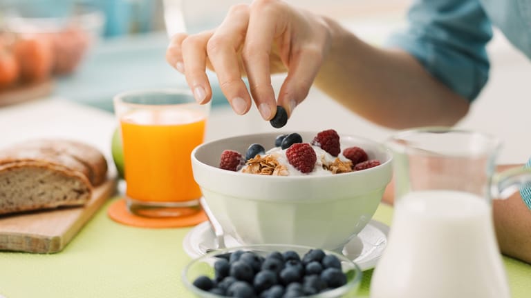 Joghurt mit Früchten: Es gibt viele gesunde Snacks, die sich zum Abnehmen eignen.