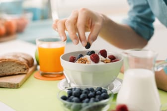 Joghurt mit Früchten: Es gibt viele gesunde Snacks, die sich zum Abnehmen eignen.