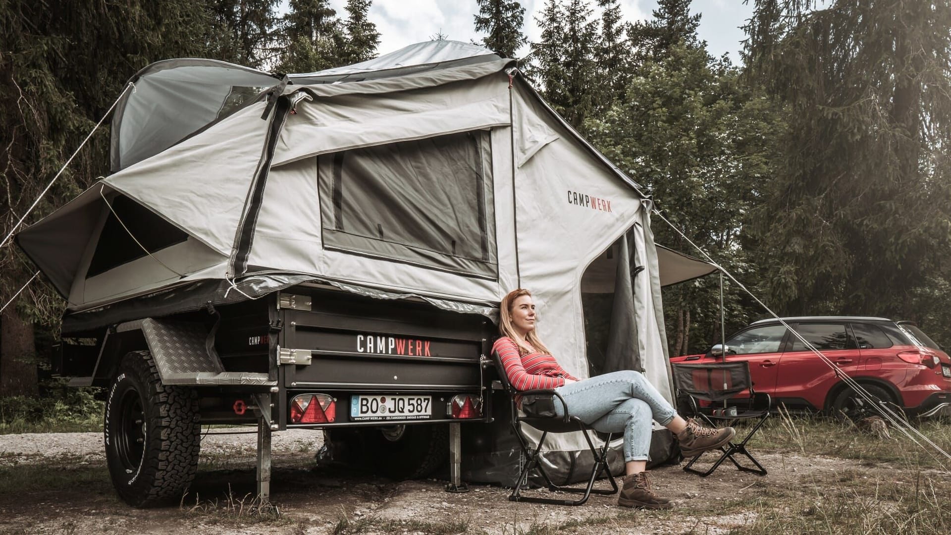 Offroader: Mit höherer Kuppelhöhe für SUV, Stollenreifen und zusätzlich stabilisiertem Fahrwerk wird der Campwerk-Anhänger geländetauglich.