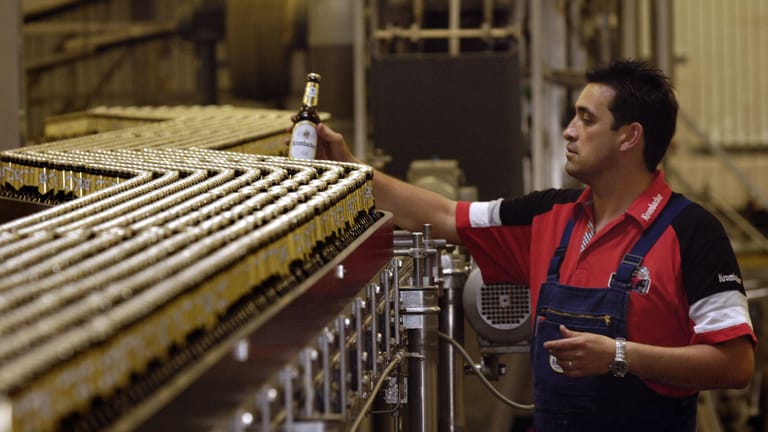 Ein Mitarbeiter der Brauerei Krombacher führt Qualitätskontrollen an der Abfüllanlage durch (Archivbild): Weil Kohlensäure aktuell Mangelware ist, kommt die Bierproduktion mancherorts zum Erliegen.