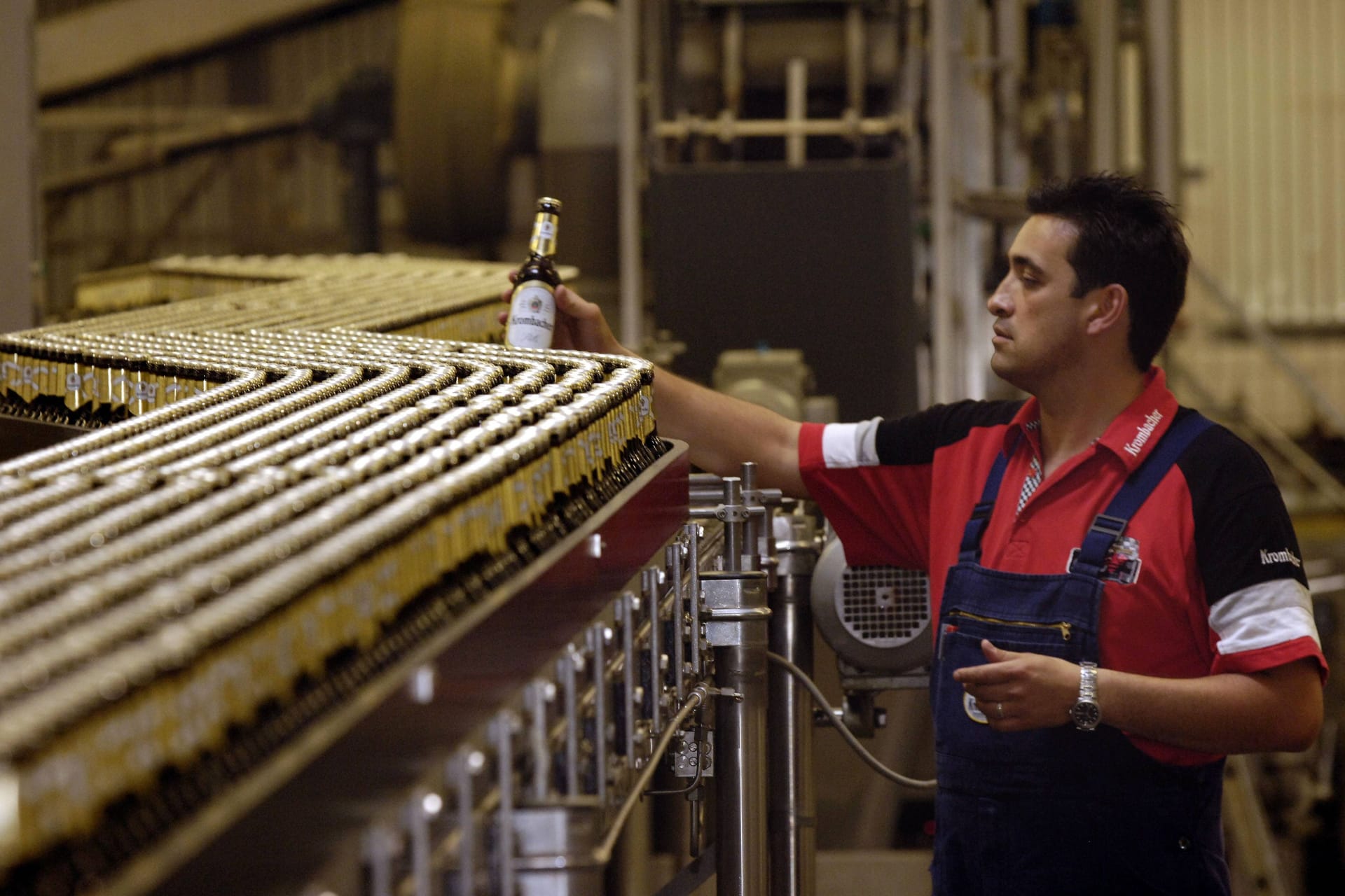 Ein Mitarbeiter der Brauerei Krombacher führt Qualitätskontrollen an der Abfüllanlage durch (Archivbild): Weil Kohlensäure aktuell Mangelware ist, kommt die Bierproduktion mancherorts zum Erliegen. Ein Mitarbeiter der Brauerei Krombacher führt Qualitätskontrollen an der Abfüllanlage durch (Archivbild): Weil Kohlensäure aktuell Mangelware ist, kommt die Bierproduktion mancherorts zum Erliegen.