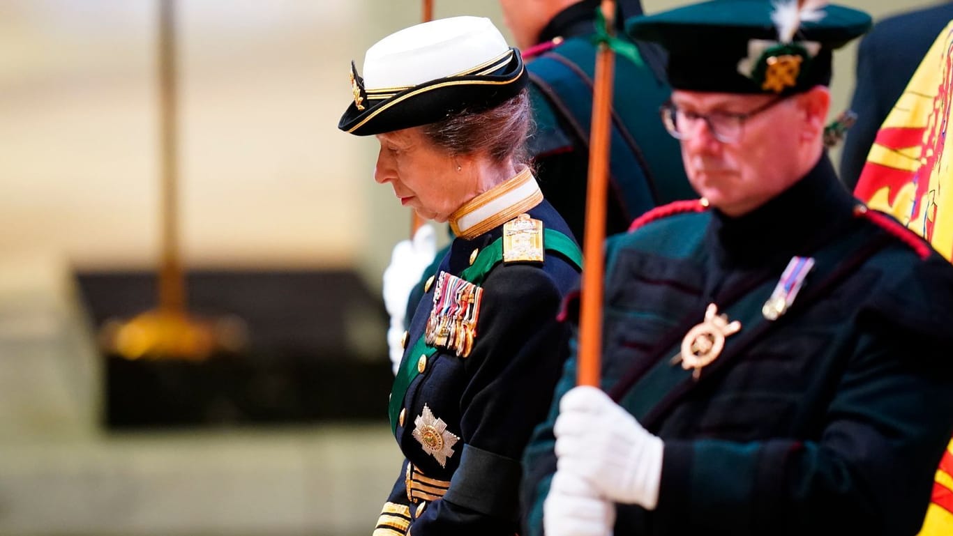 Prinzessin Anne: Neben ihren drei Brüdern stand die 72-Jährige an der linken Seite des Queen-Sargs.