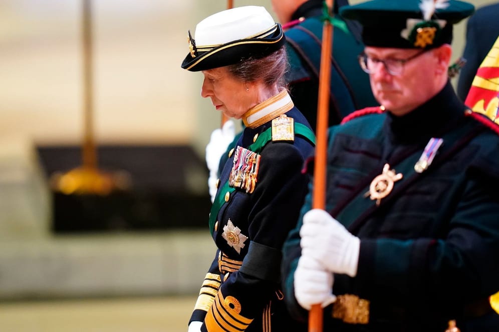 Prinzessin Anne: Neben ihren drei Brüdern stand die 72-Jährige an der linken Seite des Queen-Sargs.