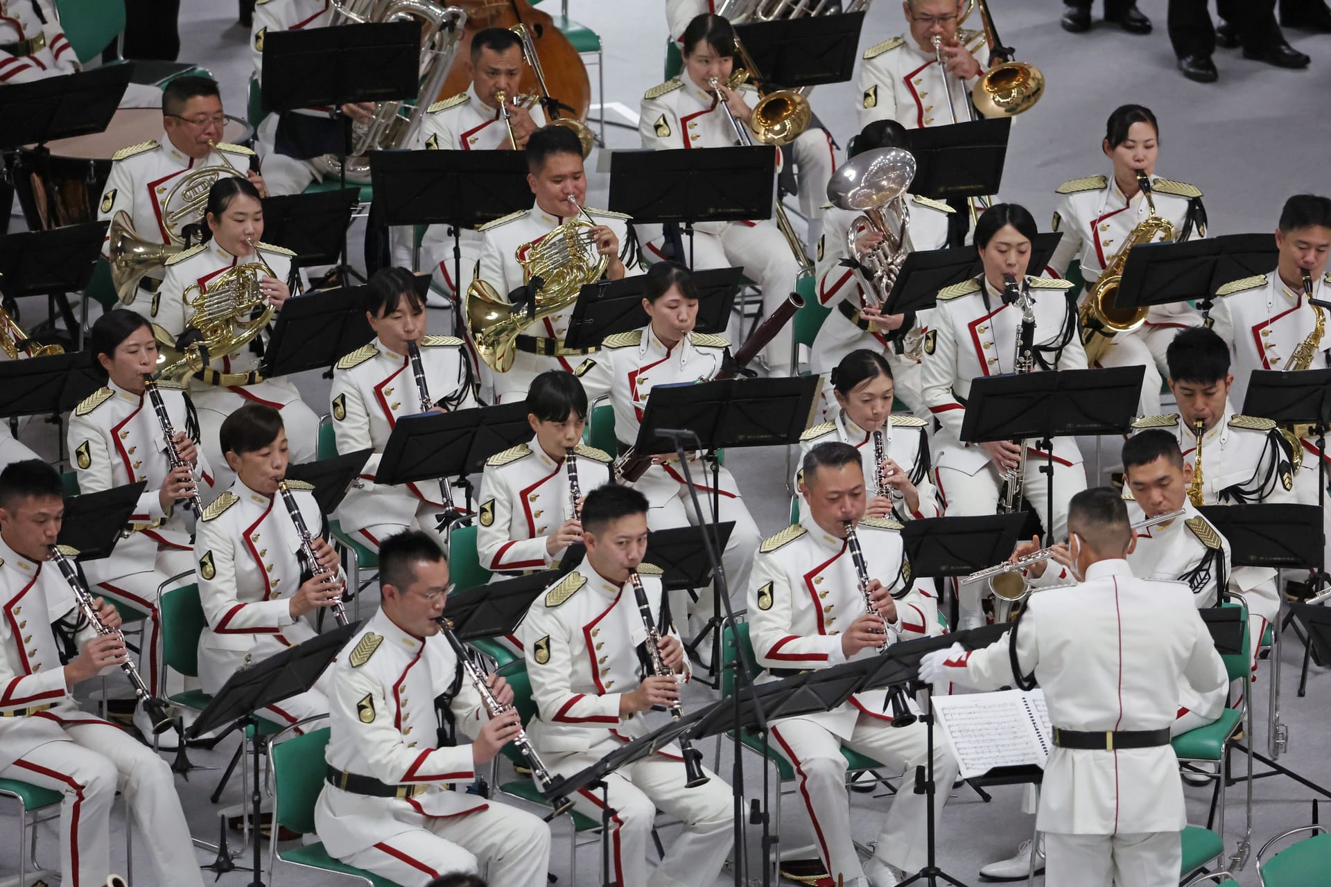 Eine Band spielte, Soldaten in weißen Uniformen nahmen Abes Asche und legten sie auf einen Sockel, der mit weißen und gelben Chrysanthemen und Dekorationen bedeckt war. Eine Band spielte, Soldaten in weißen Uniformen nahmen Abes Asche und legten sie auf einen Sockel, der mit weißen und gelben Chrysanthemen und Dekorationen bedeckt war.