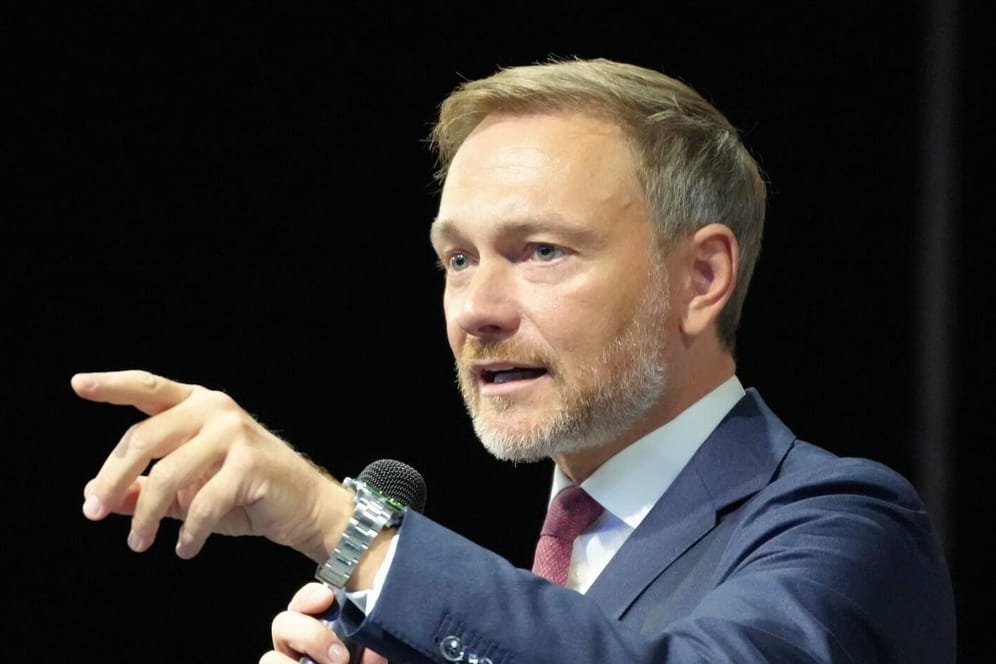 FDP-Chef Christian Linder hat erneut deutlich gemacht, dass er drei der AKW weiterbetreiben möchte.