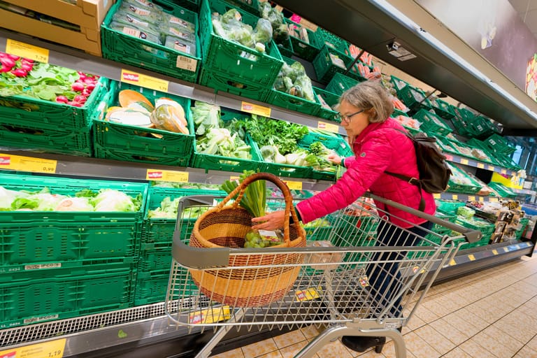 Sparen im Supermarkt: Wegen der steigenden Preise greifen immer mehr Menschen zu Sonderangeboten.