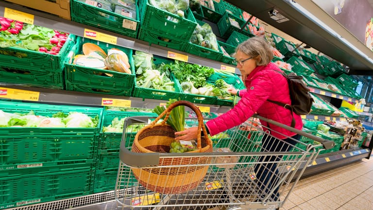 Sparen im Supermarkt: Wegen der steigenden Preise greifen immer mehr Menschen zu Sonderangeboten.