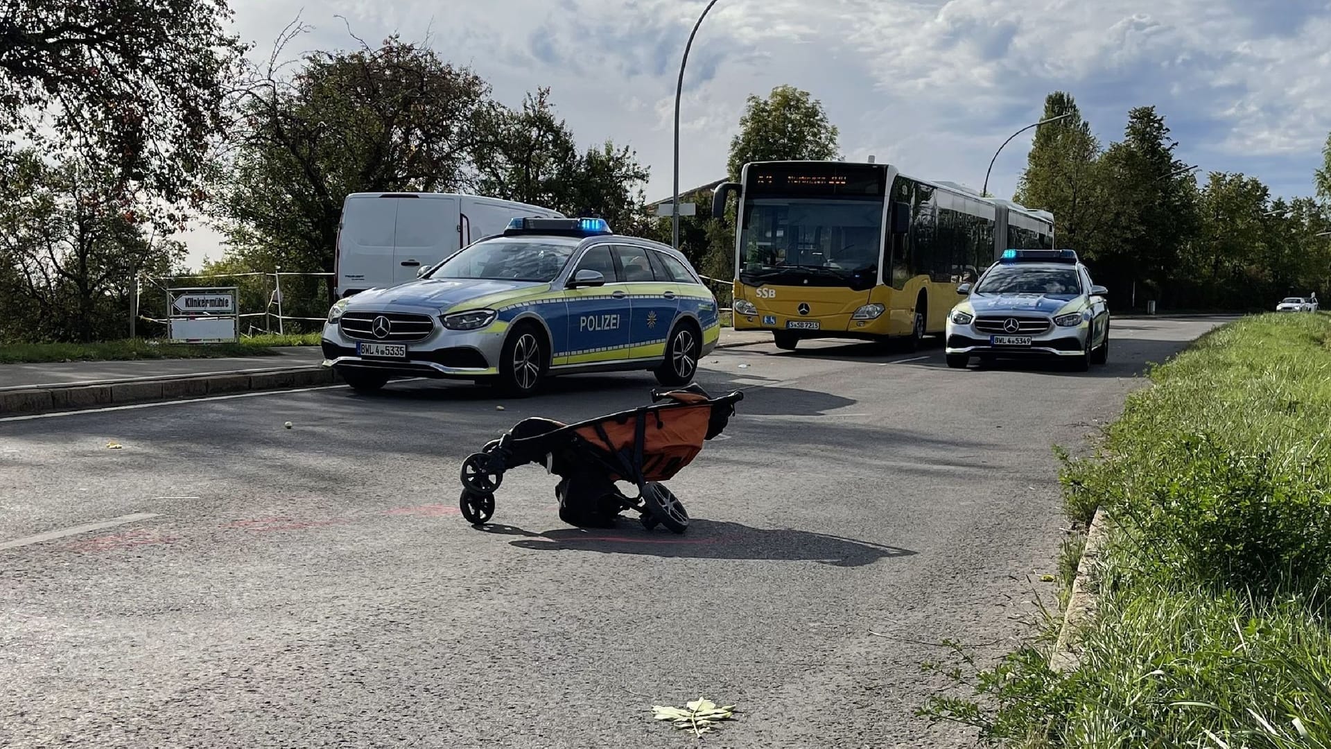 Der zerstörte Kinderwagen: Das Kind kam mit einem Hubschrauber in eine Klinik.