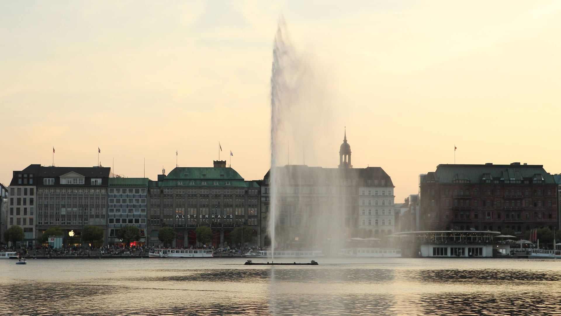 Die Alsterfontäne auf der Hamburger Binnenalster: Sie ist eines der Wahrzeichen der Stadt. Die Alsterfontäne auf der Hamburger Binnenalster: Sie ist eines der Wahrzeichen der Stadt.