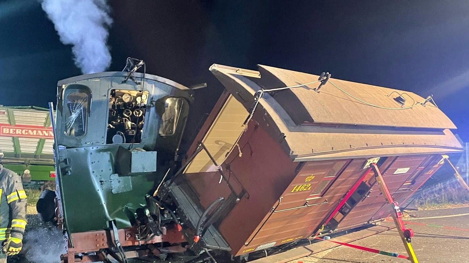Bei Leipzig ist eine Dampflok an einem Bahnübergang mit einem Trecker-Anhänger kollidiert. Bei Leipzig ist eine Dampflok an einem Bahnübergang mit einem Trecker-Anhänger kollidiert.