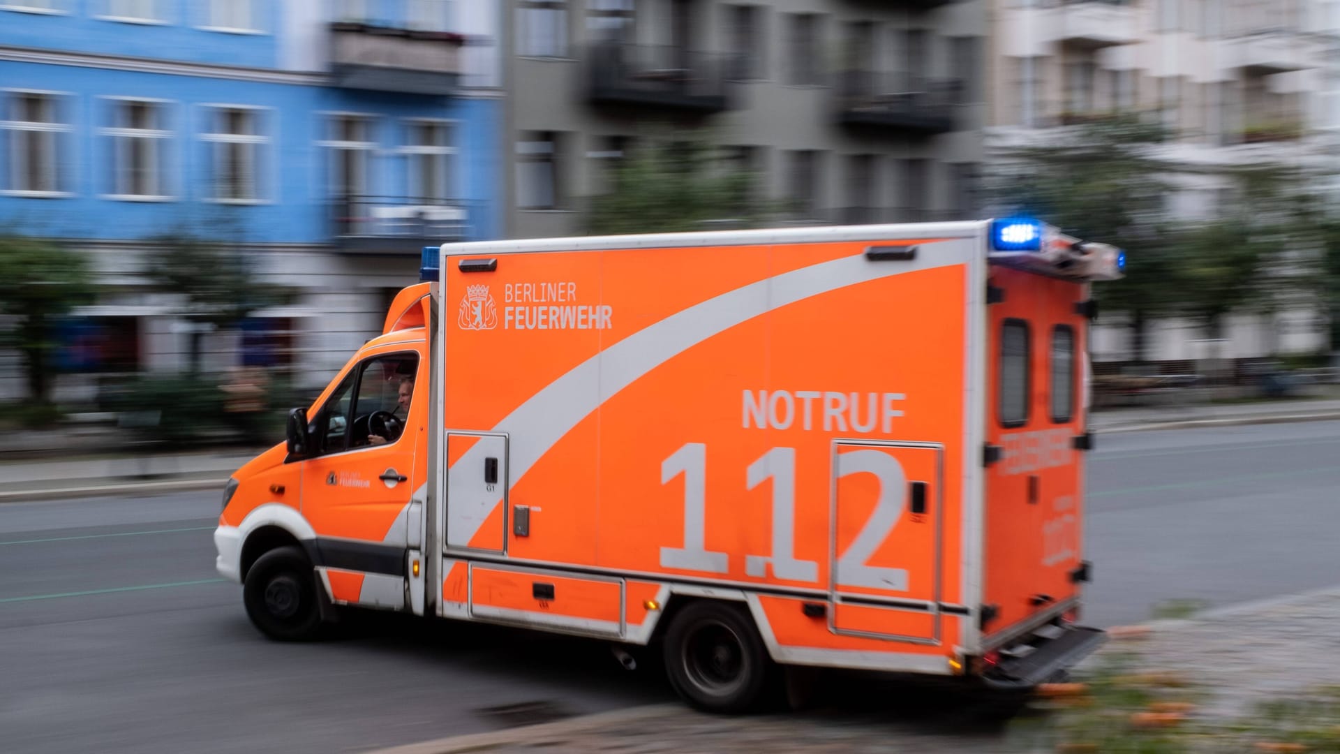 Krankenwagen (Symbolbild): Am Sonntag wird eine junge Frau von einem Auto schwer verletzt. Krankenwagen (Symbolbild): Am Sonntag wird eine junge Frau von einem Auto schwer verletzt.